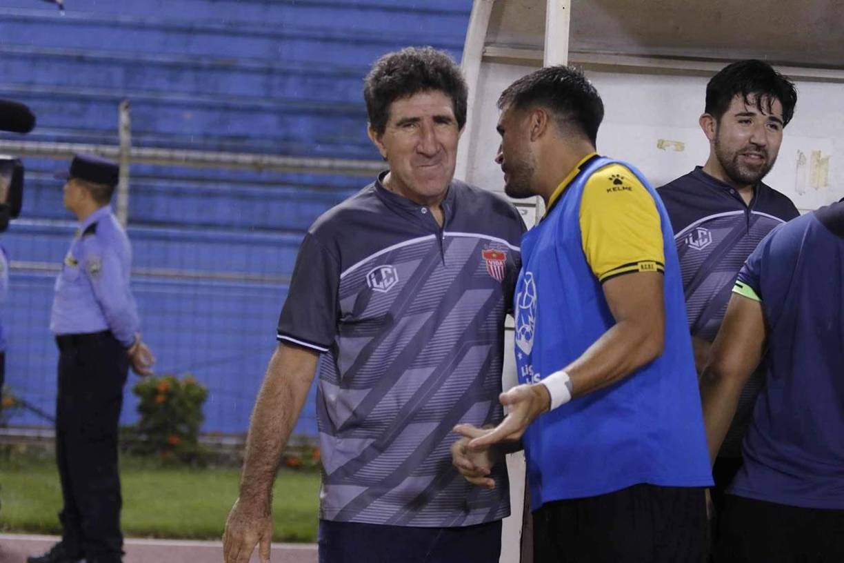 El argentino Ramiro Rocca, del Real España, también saludó a su exentrenador antes del inicio del partido con el Vida.