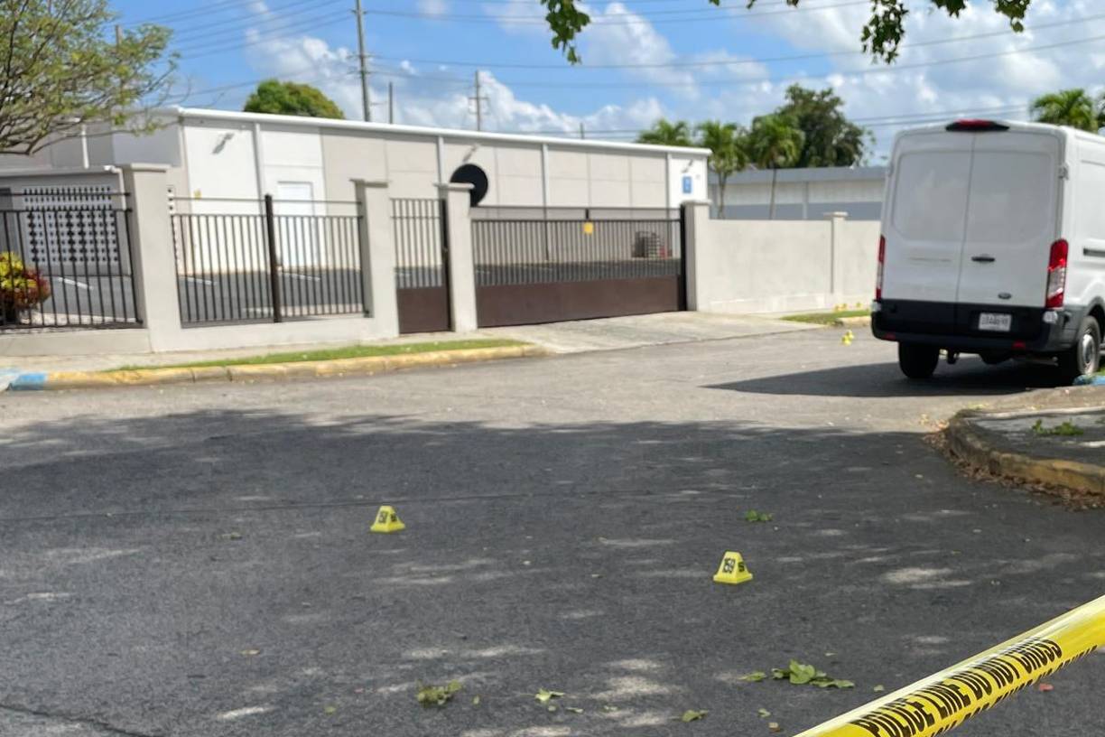 Según se informó, una llamada a través del Sistema de Emergencias 9-1-1, alertó a la Policía sobre la situación.