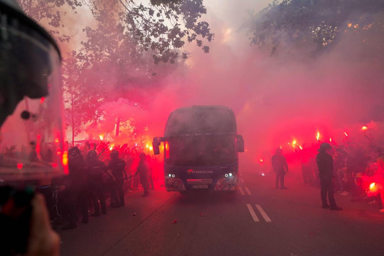 Presencia espectacular de los aficionados recibiendo al bus de los locales.