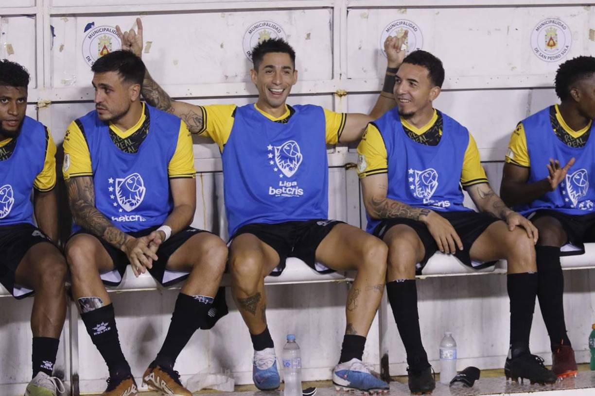 Juan Vieyra se la pasó bien en el banco de suplentes bromeando con sus compañeros.