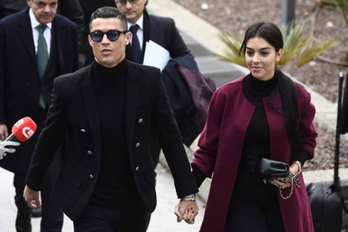 Cristiano Ronaldo llegó a los juzgados de la ciudad de Madrid sobre las 9.40 de la mañana, y lo ha hecho sonriente, con la cabeza alta y de la mano de su actual pareja, la modelo Georgina Rodríguez.