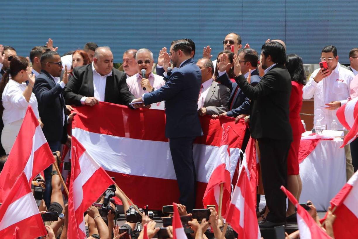Yani Rosenthal, máxima autoridad del PLH, y otros miembros de la entidad rojiblanca dieron la calurosa bienvenida a Cálix. 