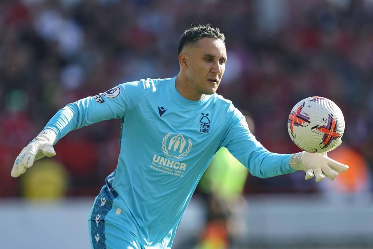 El futuro de Keylor Navas no pasa por quedarse en el París Saint Germain y podría seguir jugando en la Premier League. Clubes como el Chelsea y Tottenham están interesados en su traspaso y podrían ofrecer hasta cinco millones de euros al club prisino.