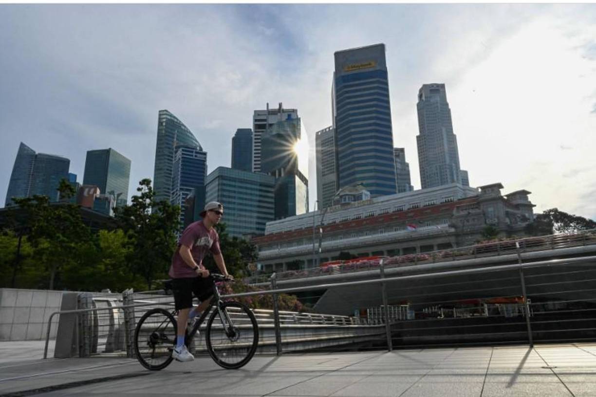 5. Singapur. En esta ciudad hay 240,100 personas con al menos un millón de dólares. 329 son centimillonarios y hay 27 billonarios. Registró un aumento del 40% en diez años.