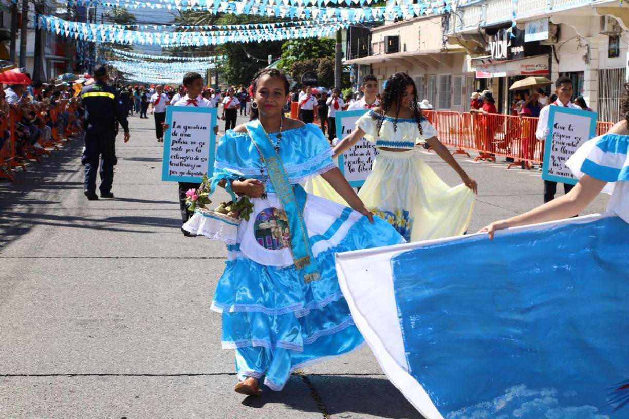 Fervor y amor patrio en los desfiles de La Ceiba