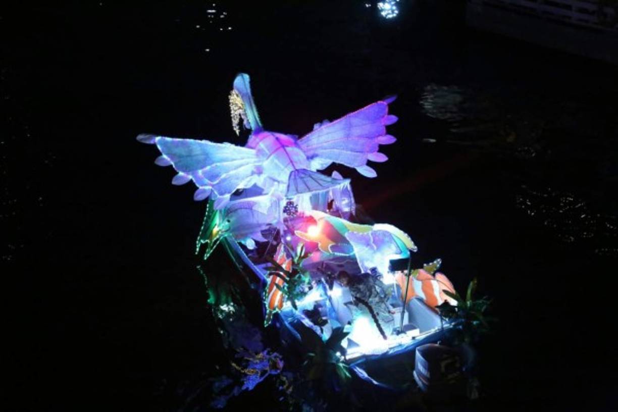 Las embarcaciones fueron decoradas e iluminadas minuciosamente.