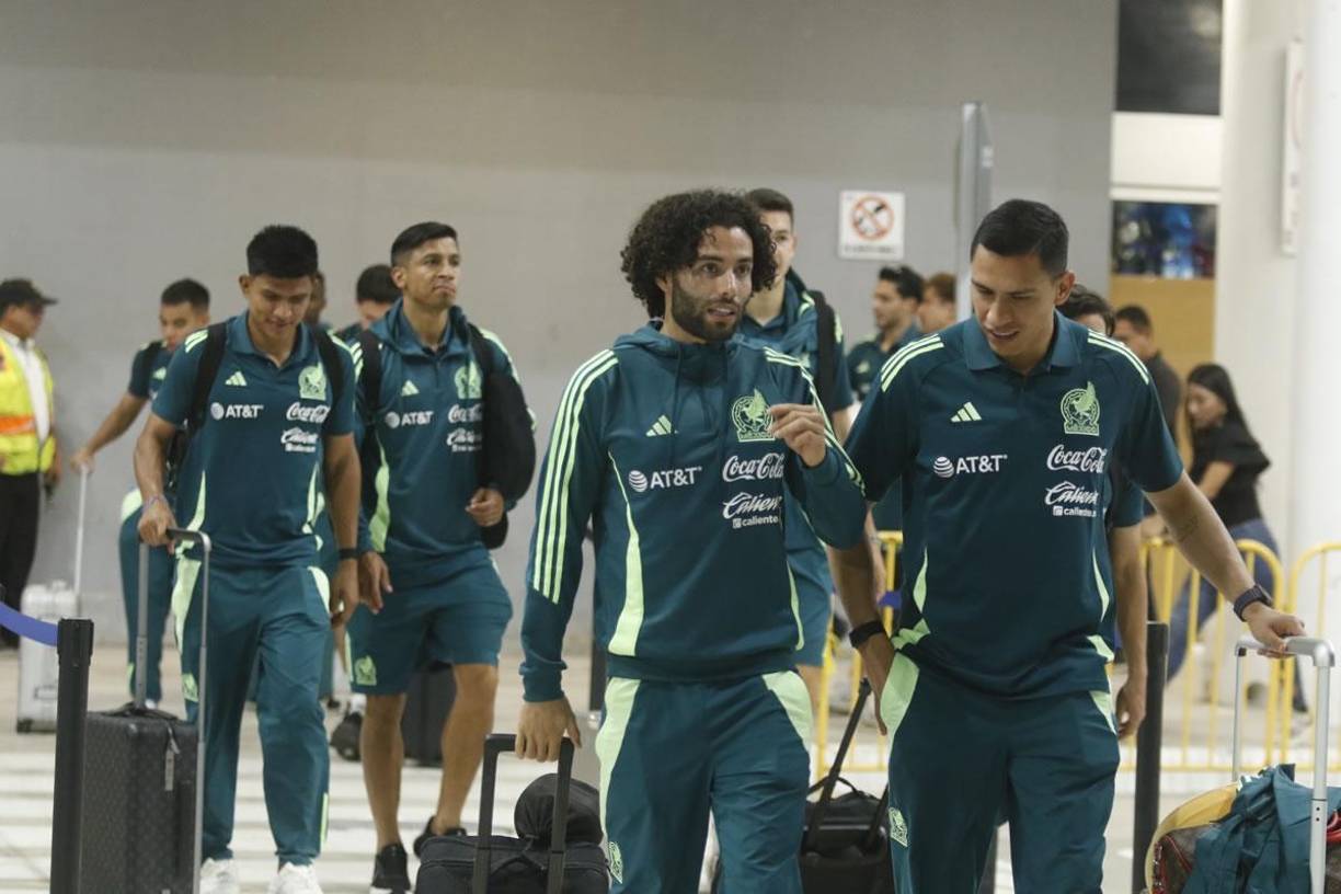El ‘Chino‘ Huerta se mostró sonriente a su llegada con la selección mexicana.