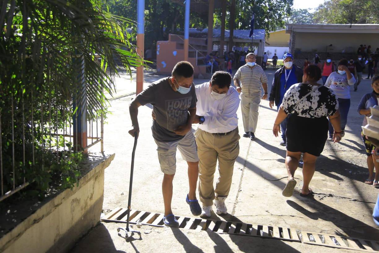 Este hombre a pesar de su impedimento al caminar no dejó de votar.