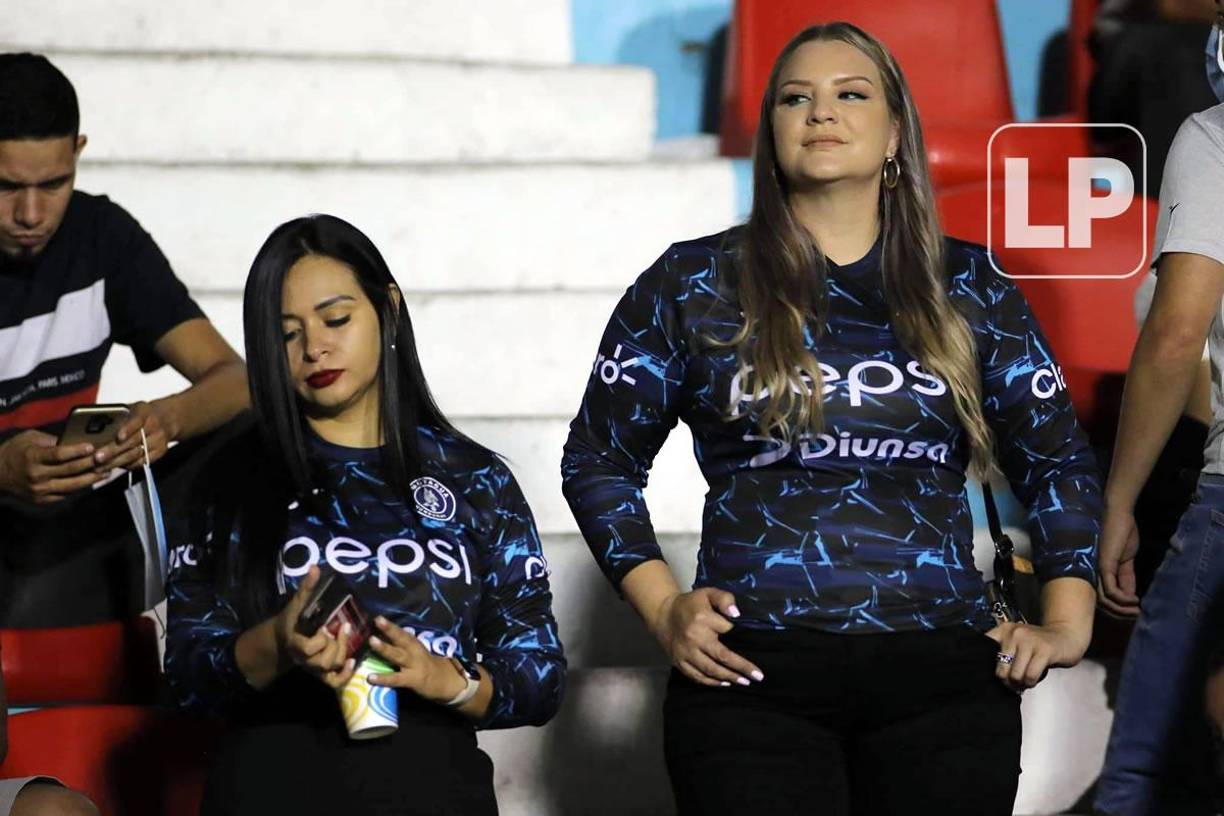 Dos guapas aficionadas del Motagua asistieron bien identificadas con los colores del Ciclón Azul.