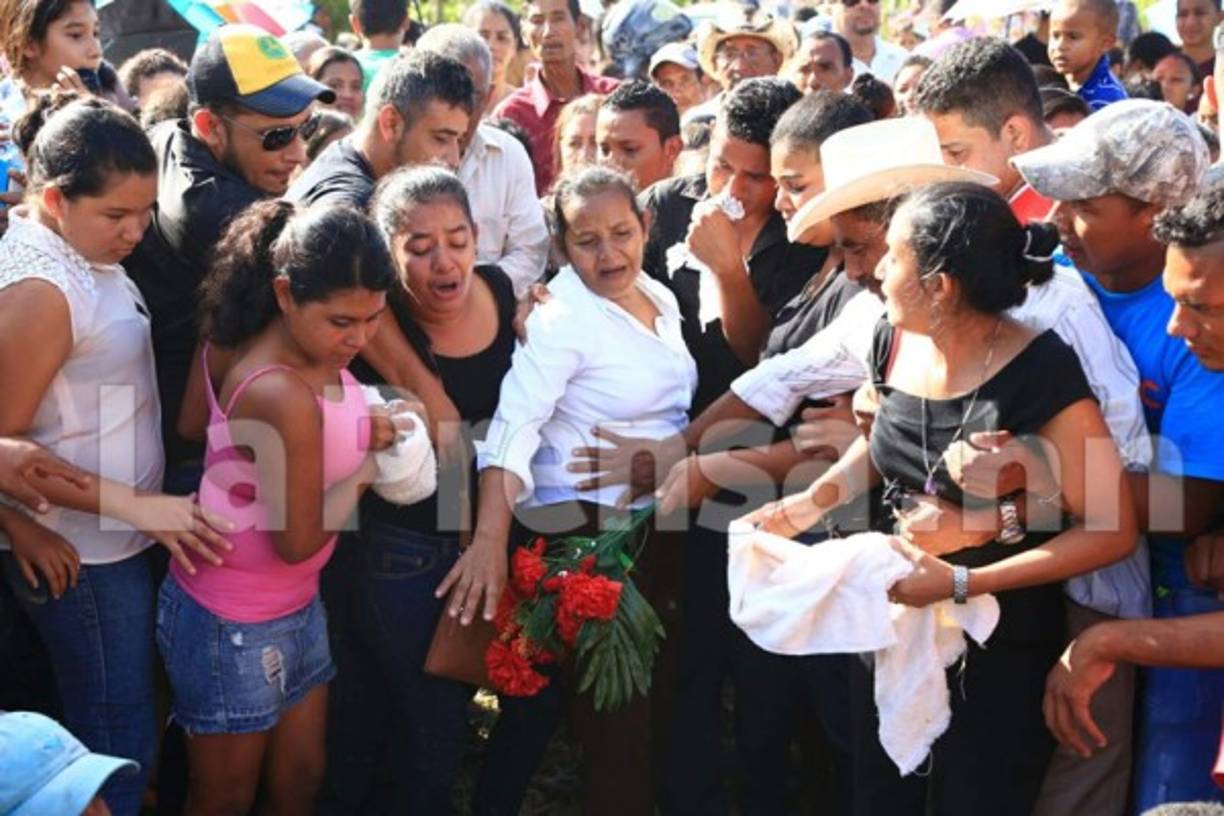 Familiares, amigos y vecinos le dieron el último adiós a las víctimas del trágico accidente en Yoro.