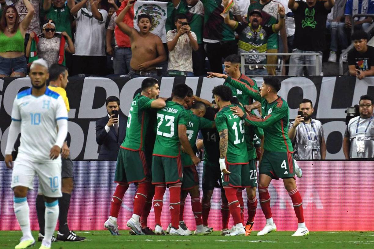 Los jugadores de México celebrando el primer gol del partido de Luis Romo ante Honduras.