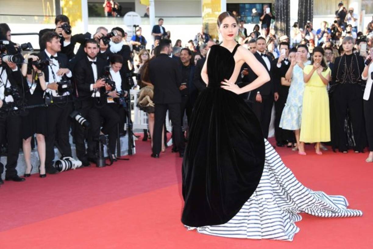 La estrella britanica-tailandesa llevó un vestido del celebre diseñador francés, Jean Paul Gaultier.