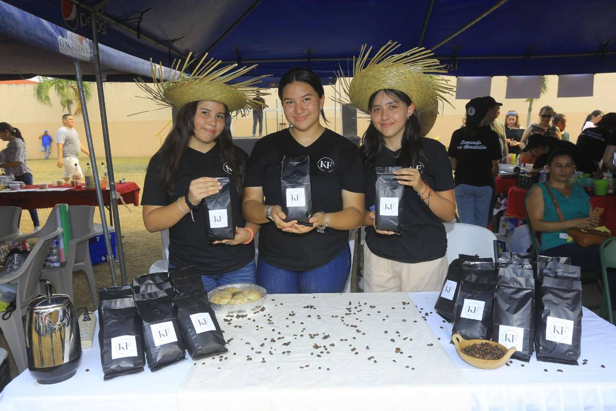 “Es KF” es la venta de un exquisito café de palo por libra, propio de las chicas de décimo grado.