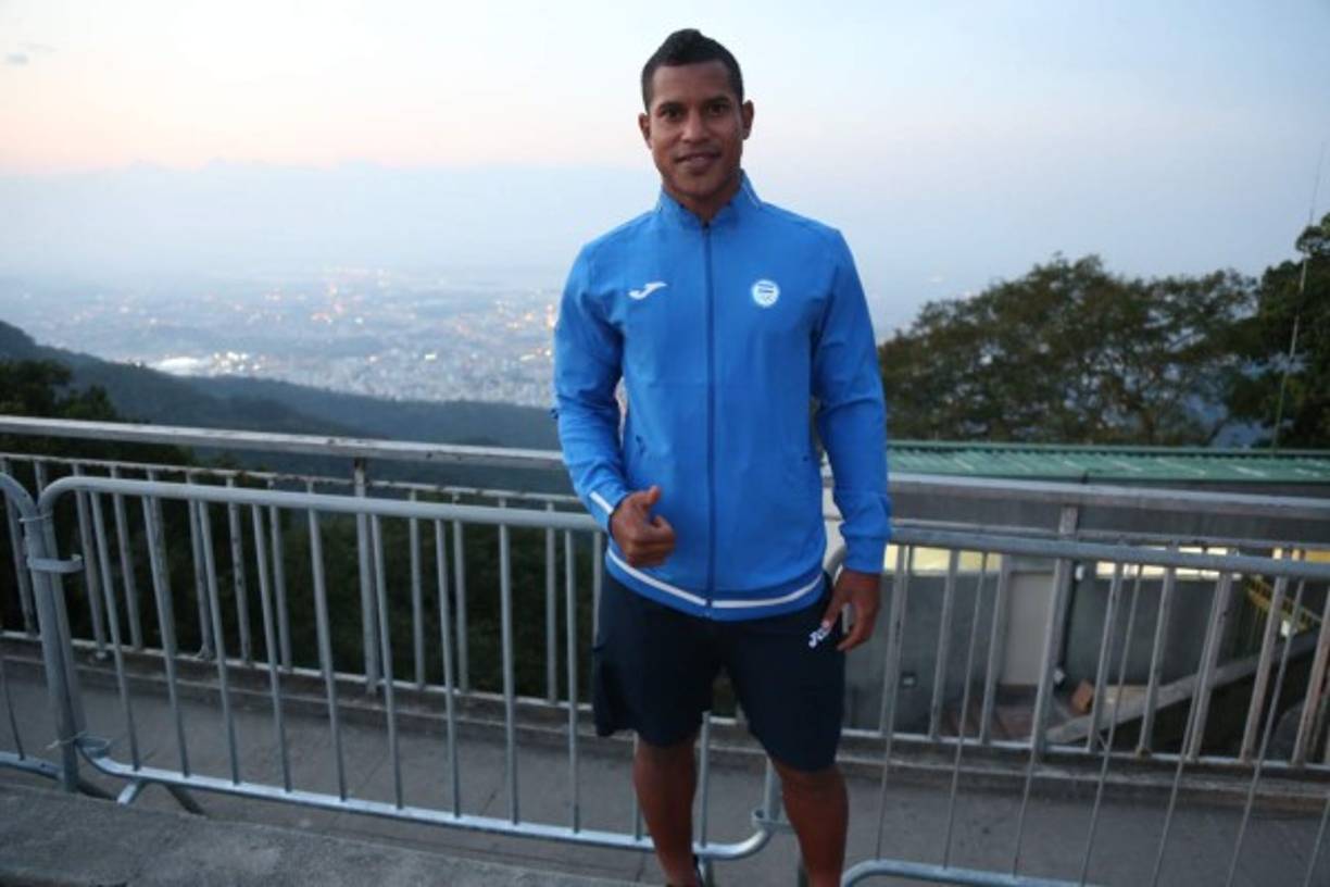 El mediocampista Óscar Salas del Olimpia aprovechó para relajarse y llevarse su foto de recuerdo.