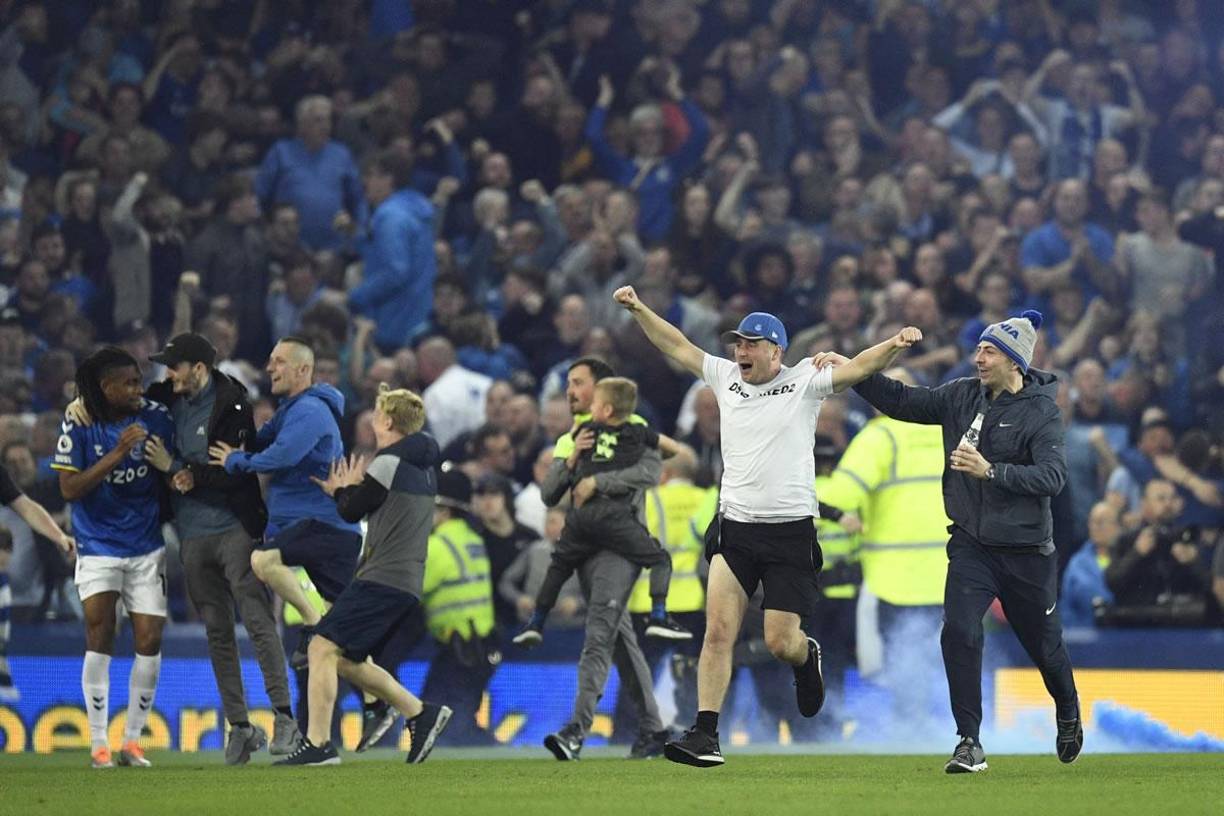 Los aficionados del Everton se metieron al campo para celebrar la salvación del descenso.