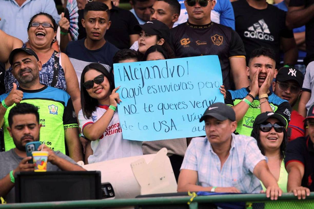 Esta aficionada del Olimpia le mandó un mensaje a Alejandro con esta pancarta.
