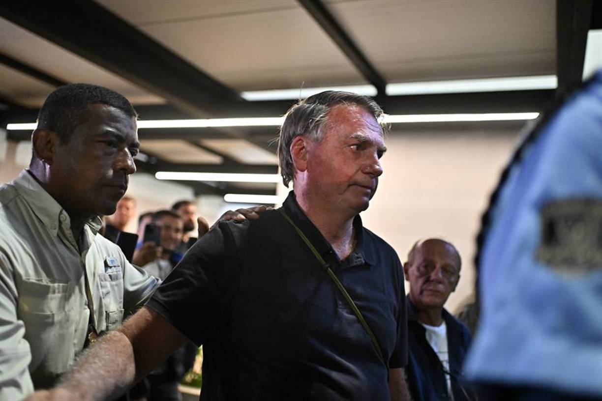 Según la Policía, Bolsonaro tuvo “pleno conocimiento” de ello. El exmandatario ultraderechista es uno de los 37 denunciados por la Policía por intentar un golpe tras las elecciones de 2022. Entre los acusados también figuran militares de alto rango y antiguos ministros.