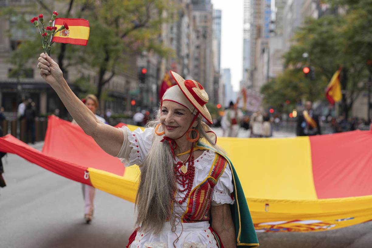 Una mujer desfila con traje típico durante la edición 60 del Desfile de la Hispanidad, este domingo en Nueva York (Estados Unidos). EFE