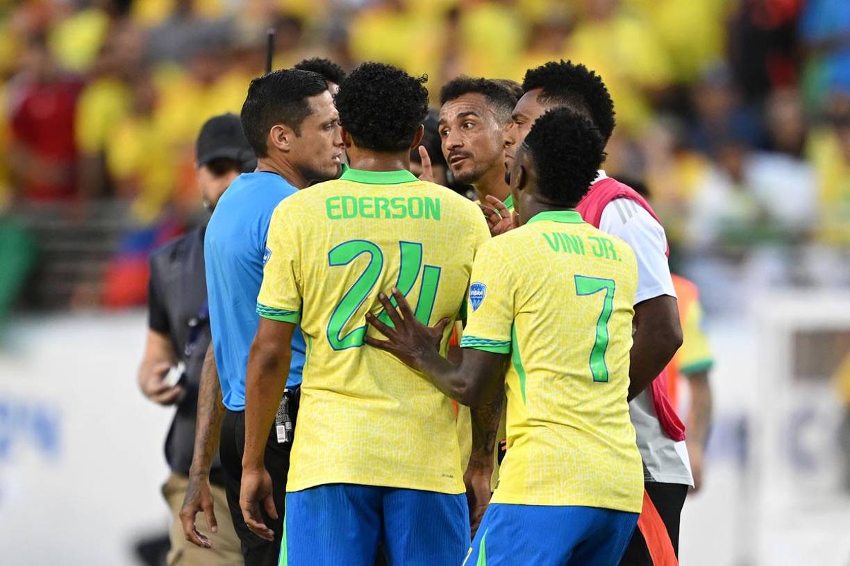 Los brasileños se mostraron molestos por algunas decsiones del árbitro.