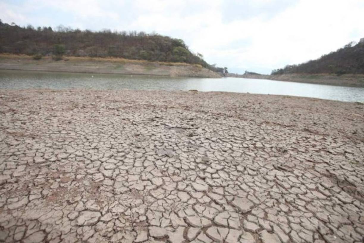 En la zona central y sur de Honduras, la falta de precipitaciones se han intensificado haciendo que la capital del país, Tegucigalpa, carezca de suficientes cantidades de agua potable para abastecer continuamente a la población. <br/>