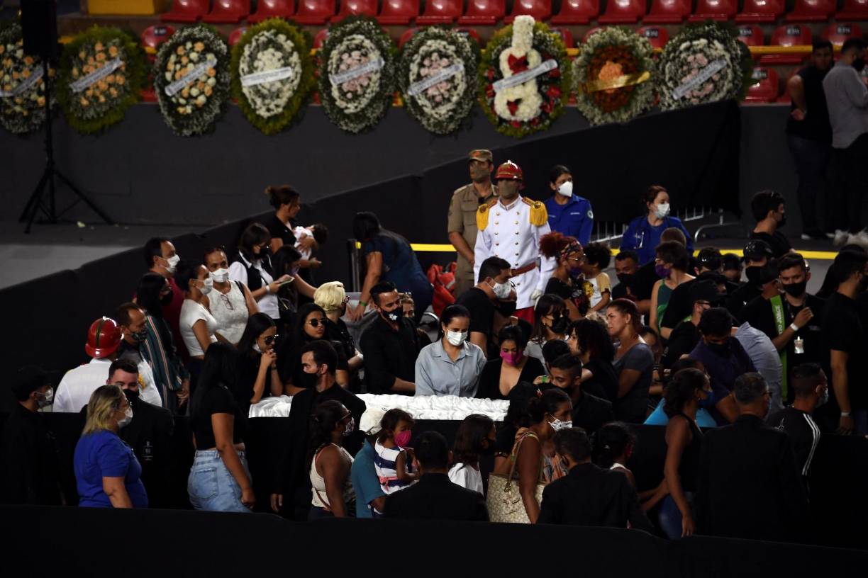 “Fue una de las más grandes artistas de su generación”, escribió en Twitter el mandatario. Mendonça, sin embargo, no era seguidora del presidente derechista, acusado regularmente de sexismo. Fue incluso parte de un movimiento de reconocidas mujeres brasileñas opuestas al mandatario.