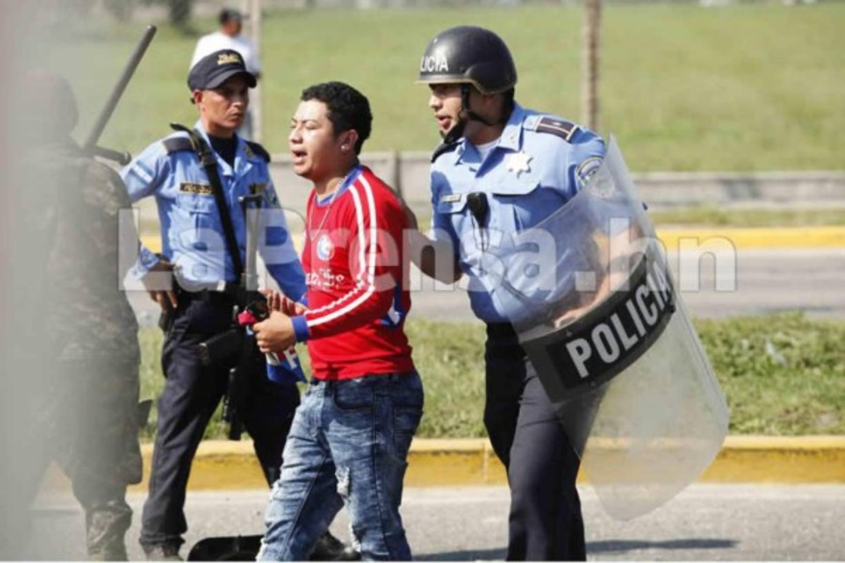 Los heridos son Cristian Alberto Hernandez (21), Kevin Rolando Castro (18), Oscar Enrique Chacón (20), Jolman Omar Cruz Pérez (25), David Urrutia Santos (16) y Arbi Antonio Martinez Coello (17),