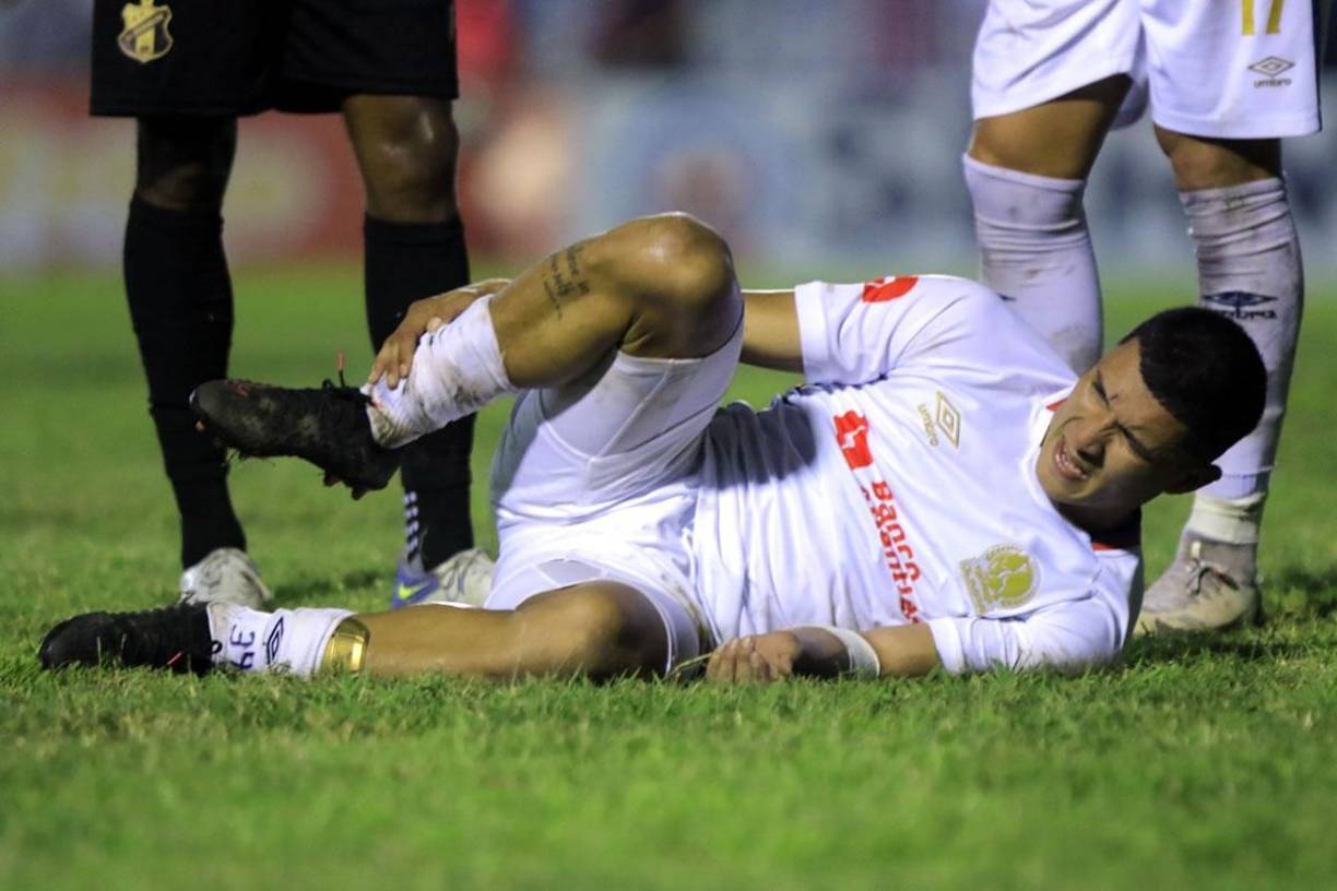 Kevin López se duele de un golpe en el pie derecho tras una falta.