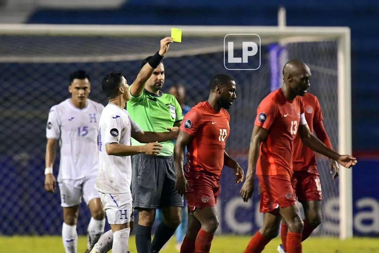 El canadiense Junior Hoilett fue amonestado por la dura falta contra Deiby Flores.