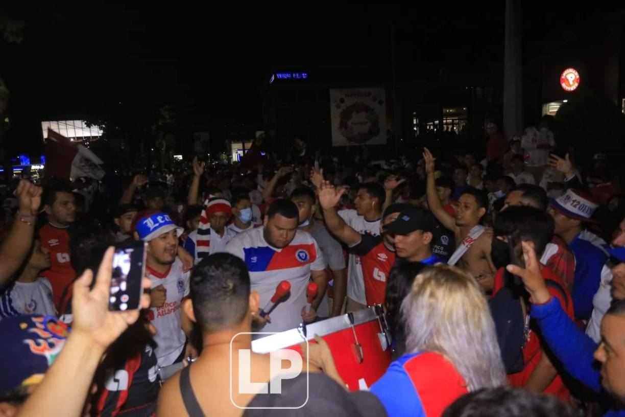 La afición del Olimpia celebró hasta la madrugada de 24 de diciembre en San Pedro Sula el tetracampeonato logrado por el equipo de Pedro Troglio tras ganar la Gran Final del Torneo Apertura 2021 al Real España.