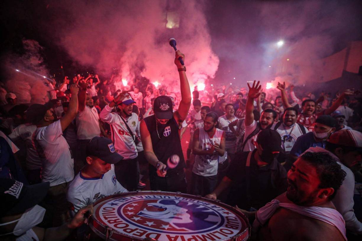 Bellas chicas y la Ultra Fiel: el ambientazo en la semifinal de vuelta Olimpia-Motagua en el Nacional