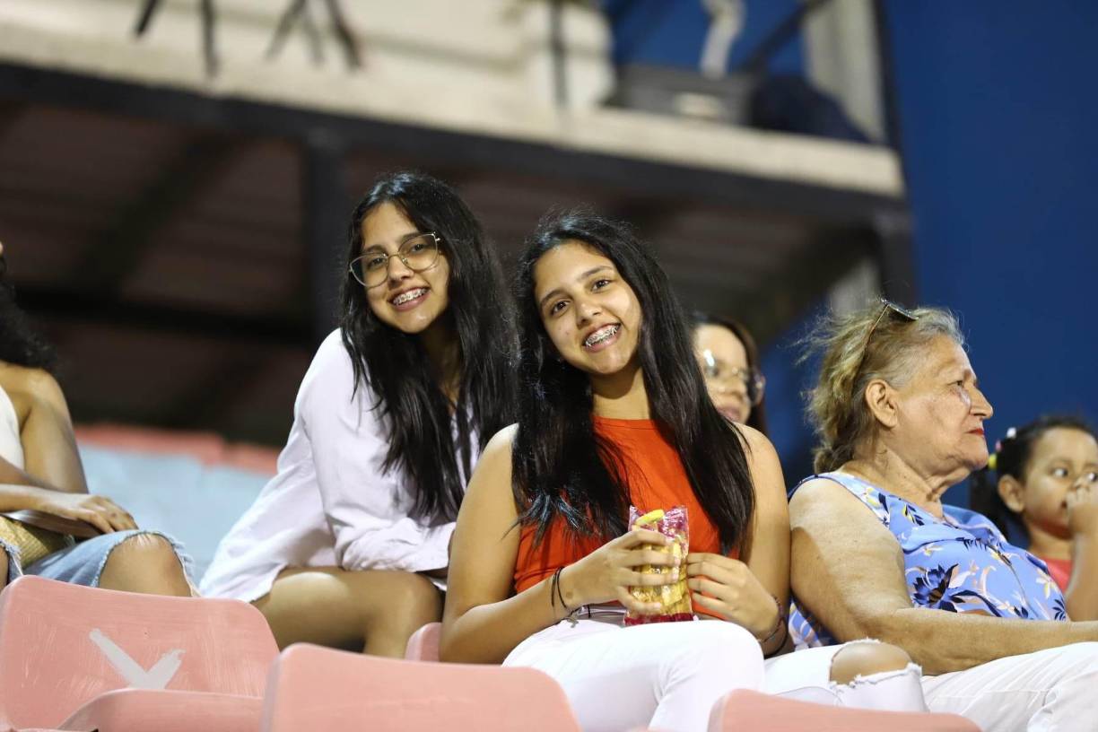 Estas bellas chicas posaron para el lente de Diario LA PRENSA previo al Vida vs Motagua.