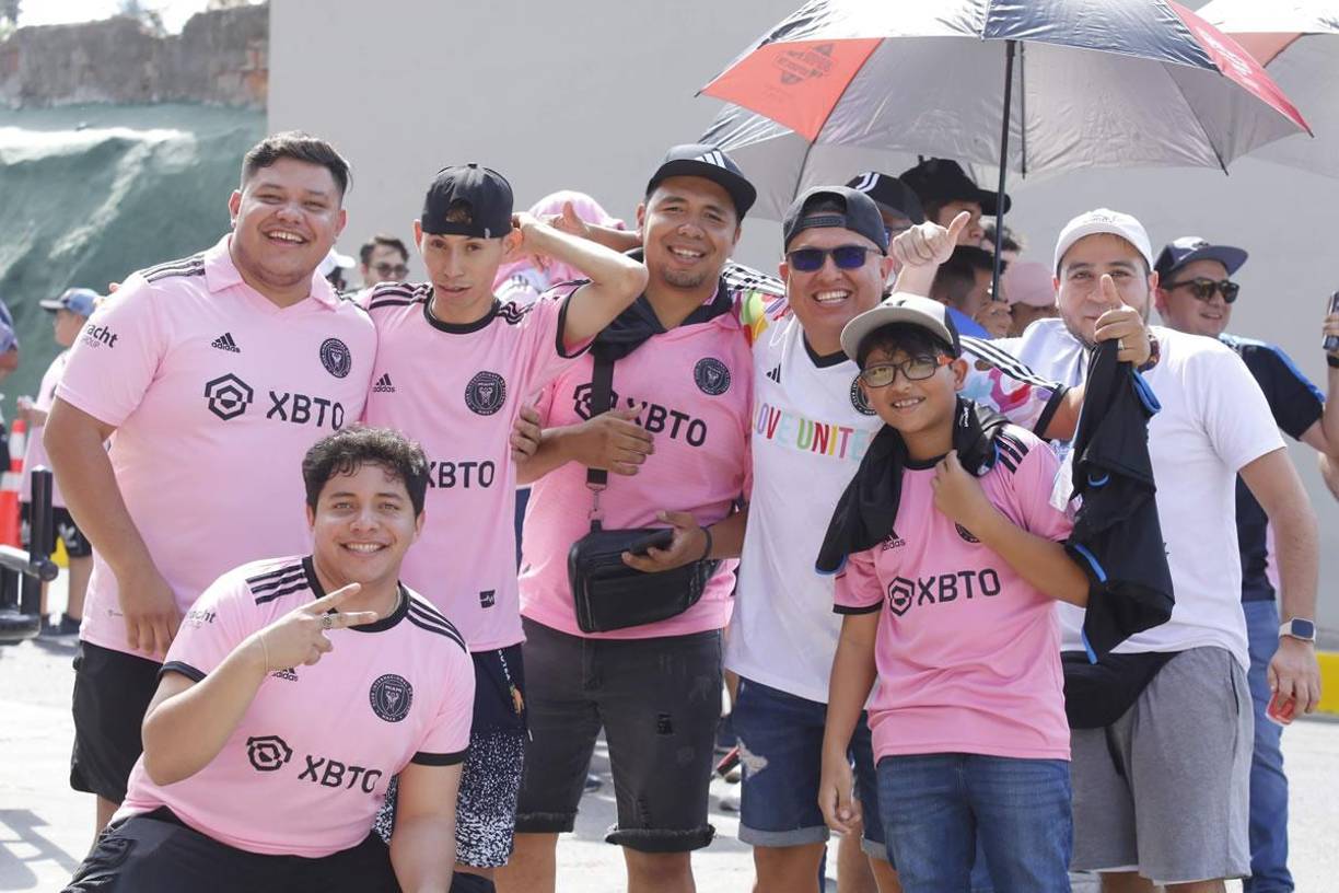 Los aficionados llegaron muy felices al estadio Cuscatlán para ver a Messi en el partido amistoso ante la Selección de El Salvador.