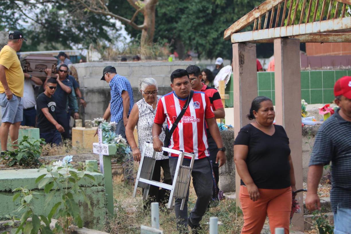 Personas en buena cantidad llegaron al Cementerio General de Comayagua para darle el último adiós a Elmer Canales.