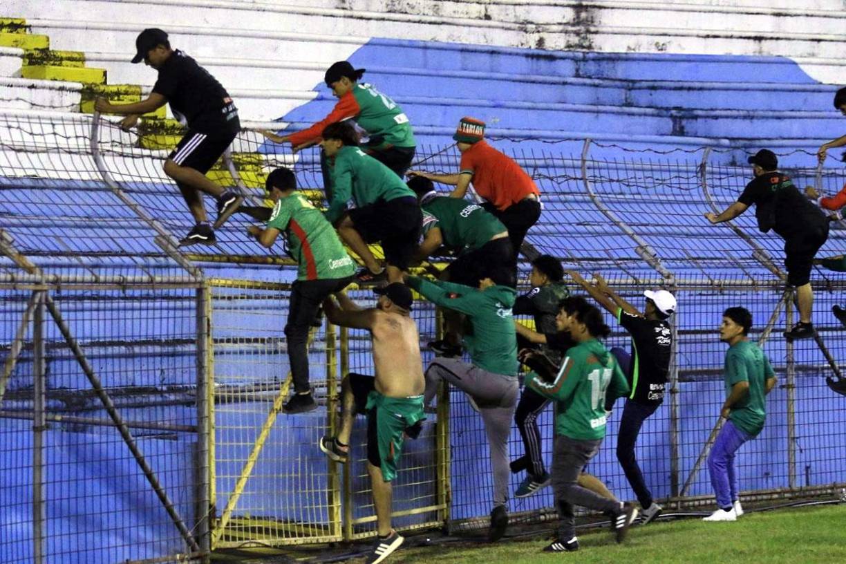 Aficionados del Marathón se regresaron a las gradas tras el accionar de la Policía Nacional.