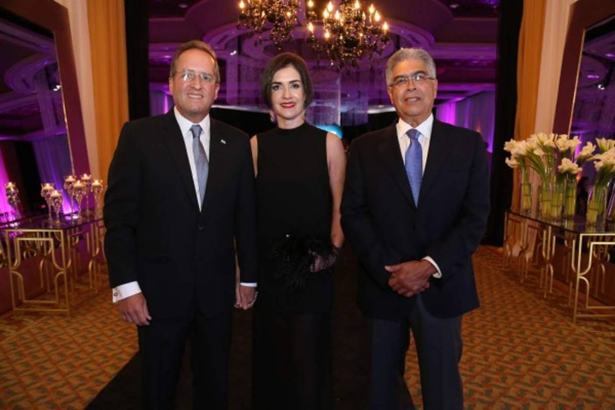 Ricardo y Lucrecia Álvarez y Roberto Ramón Castillo.