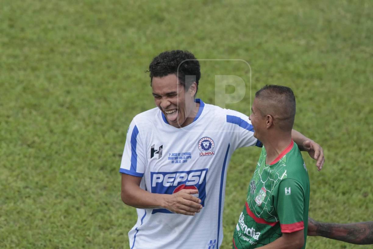 Rambo de León llegó tarde pero pudo jugar el segundo tiempo. El volante formó parte de las leyendas del Olimpia.