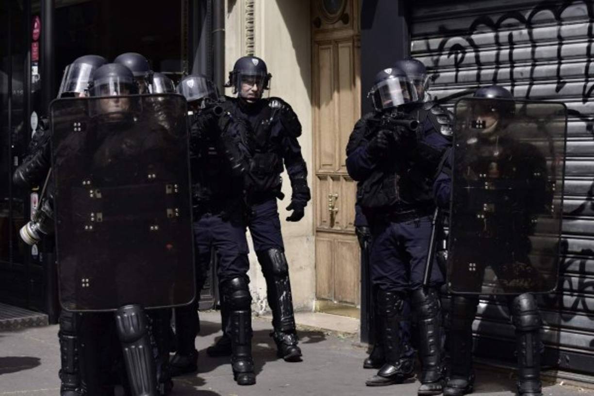 Los sindicatos franceses celebraron, precisamente, el Primero de mayo divididos sobre cómo hacer frente al ascenso de Le Pen, ya que mientras los 'reformistas' han pedido el voto explícitamente para Macron, los más izquierdistas no quieren que se les asocie con un programa socioliberal que critican.