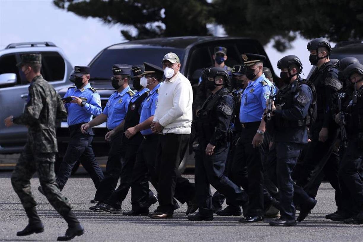El exjefe de la Policía Nacional de Honduras, Juan Carlos “El Tigre” Bonilla fue entregado este martes a la DEA para su extradición hacia EEUU, país que lo acusa por delitos asociados al narcotráfico. Fotografías / EFE / OPSA