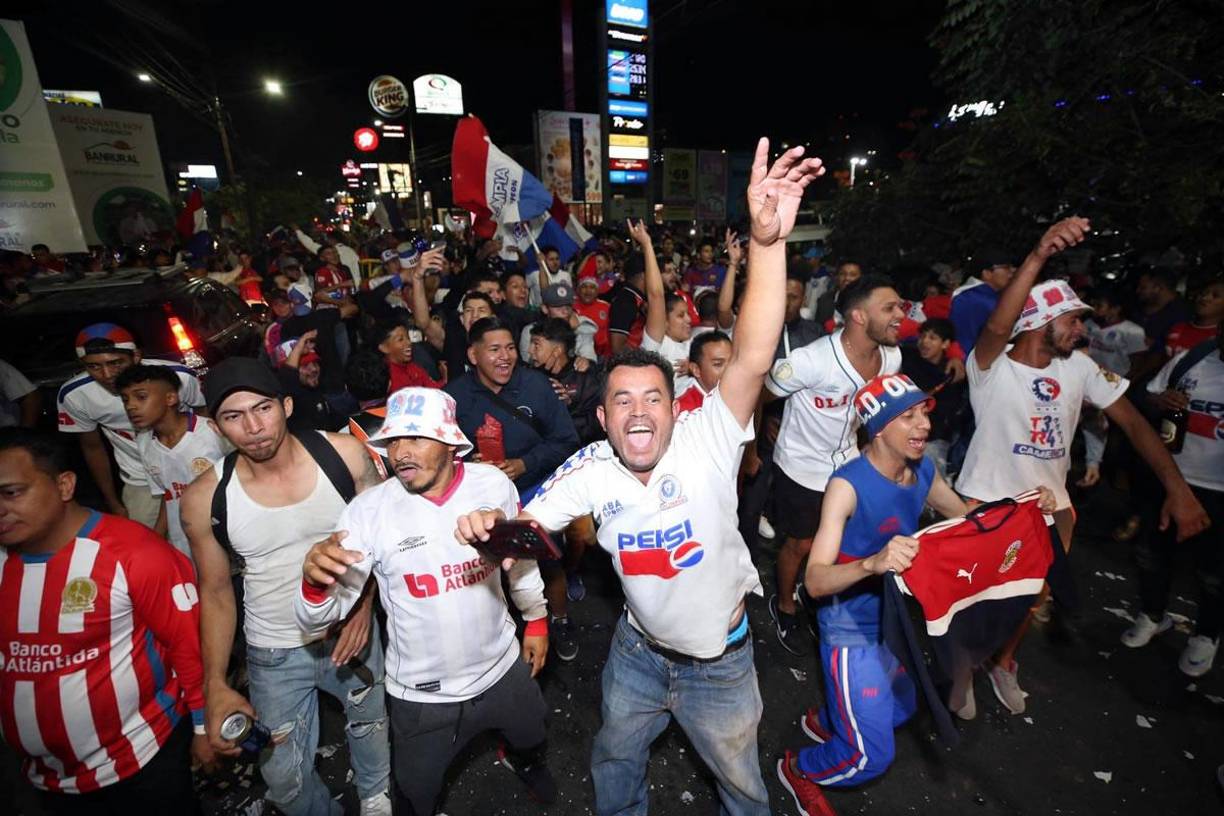 Así fue la celebración de los aficionados del Olimpia tras ganar la Copa 35 en la historia de la Liga Nacional.