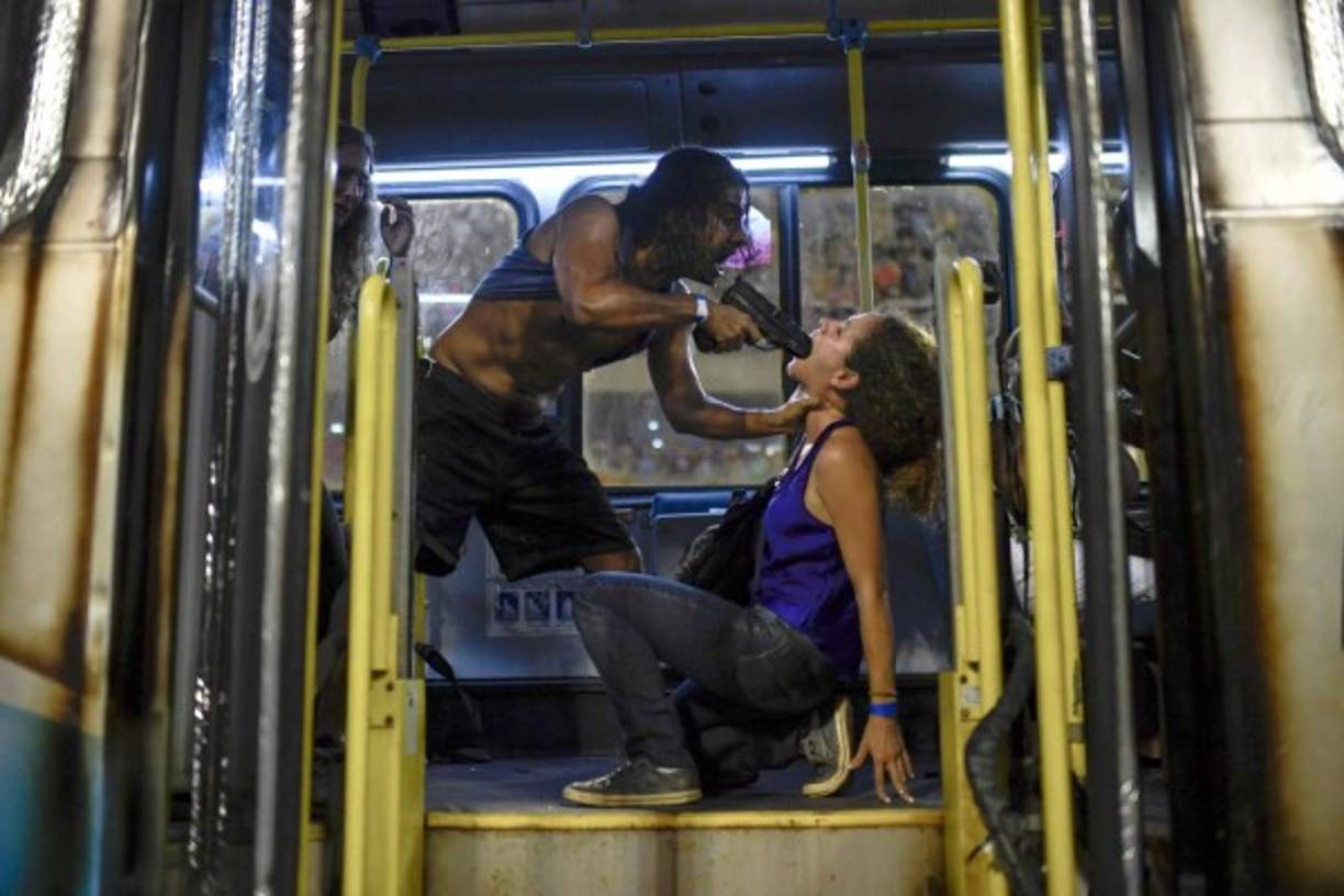 La carroza simulaba un asalto dentro de un autobús y la violencia contra la mujer en Brasil.