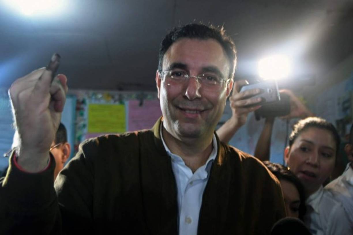 El candidato presidencial por el Partido Liberal, luis Zelaya, al momento de votar.