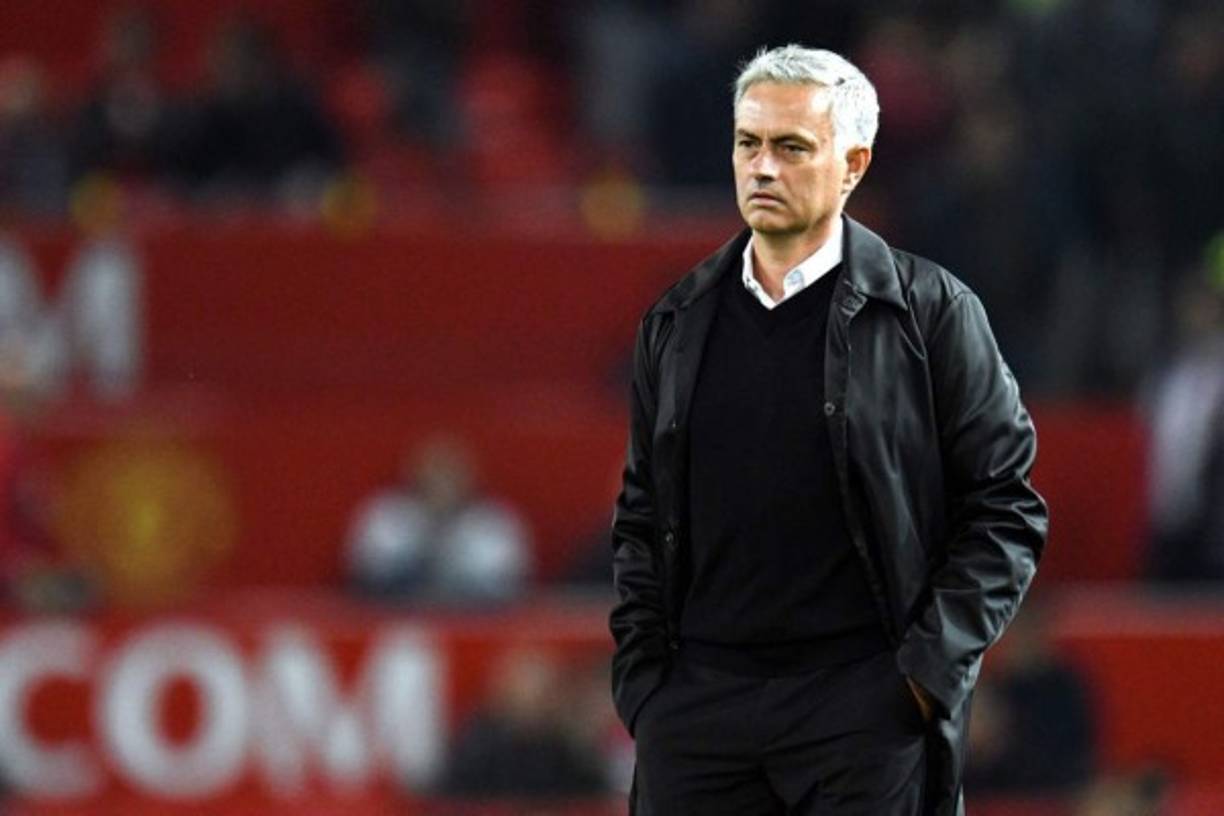 José Mourinho está a una derrota de la destitución en el Manchester United. En el Daily Mail aseguran que los futbolistas y el propio cuerpo técnico creen que de no ganar al Burnley el portugués podría decir adiós a Old Trafford. El Manchester United lleva dos derrotas en los tres primeros partidos de la Premier.