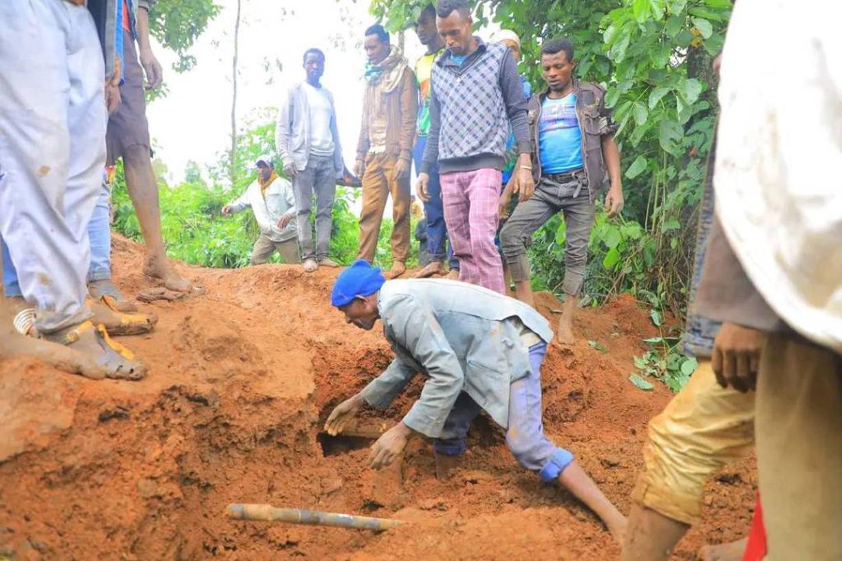 Según declaró al periódico etíope Addis Standard Kasahun Abayneh, un voluntario implicado en las labores de rescate, se han encontrado hasta el momento diez supervivientes con vida que están recibiendo atención médica.