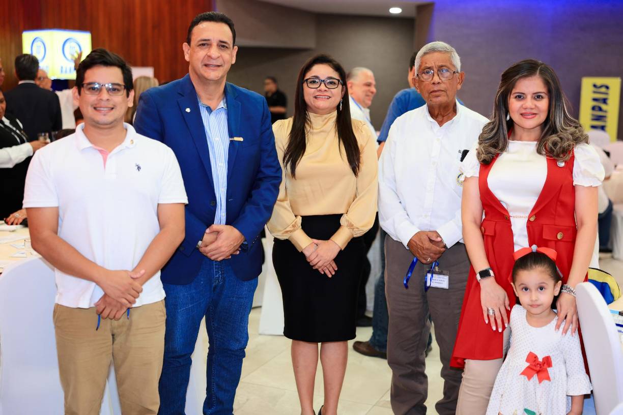 Palermo Rivera, Óscar Banegas, Suyapa Anariba, Antonio Borjas y Sindy Bardales junto a su pequeña hija