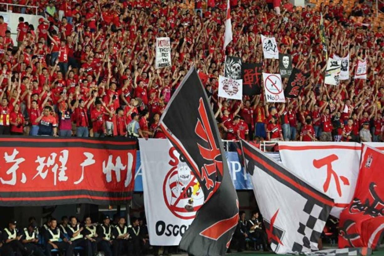 El fútbol sigue pausado en China por el coronavirus, pero ahora el jugador se quedó sin trabajo luego de una irresponsable decisión de violar la cuarentena en su país.