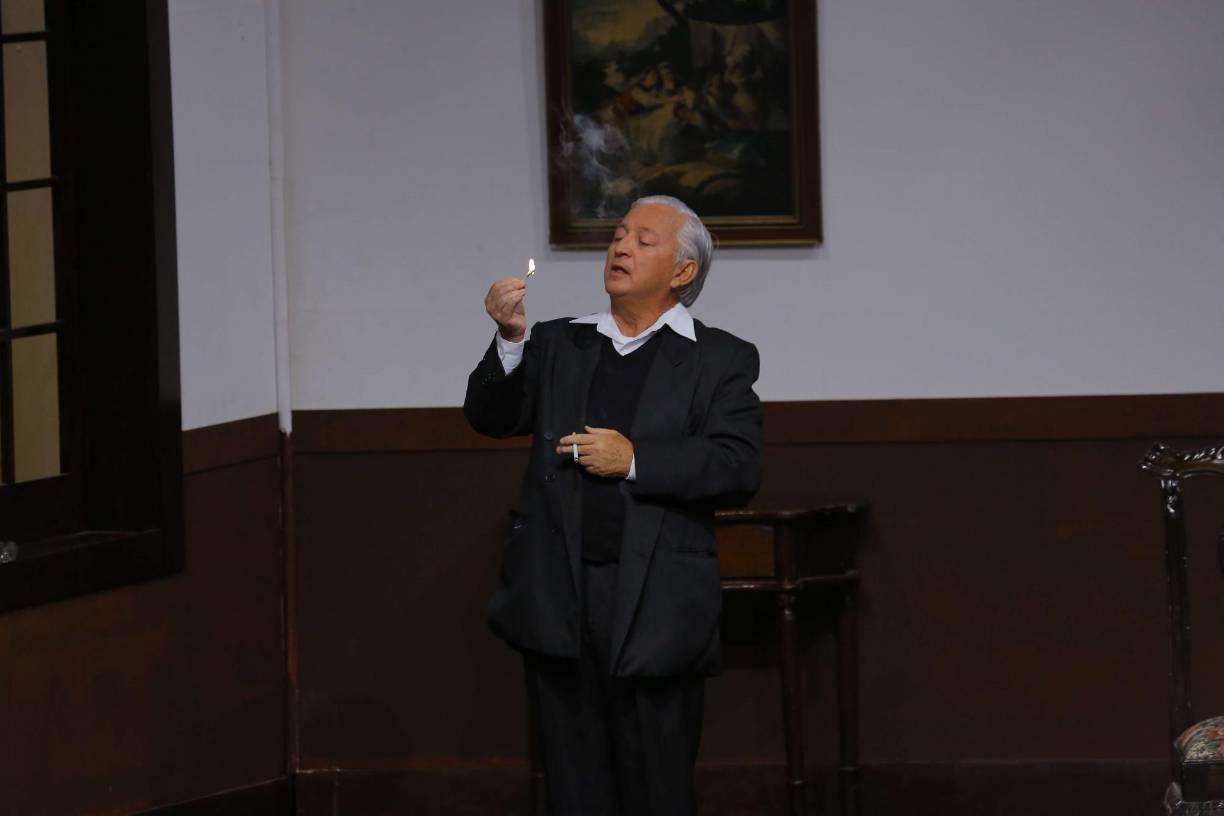 Santiago es un hombre demasiado calmado y paciente, su personaje es intepretado por David Portillo.