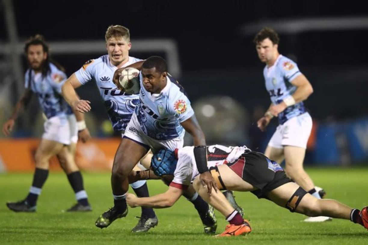 RUGBY. Tacleada a los pies. Jone Macilai, del equipo Northland, es tacleado por su rival del North Harbor por la Mitre Cup en Toll Stadium, Nueva Zelanda.