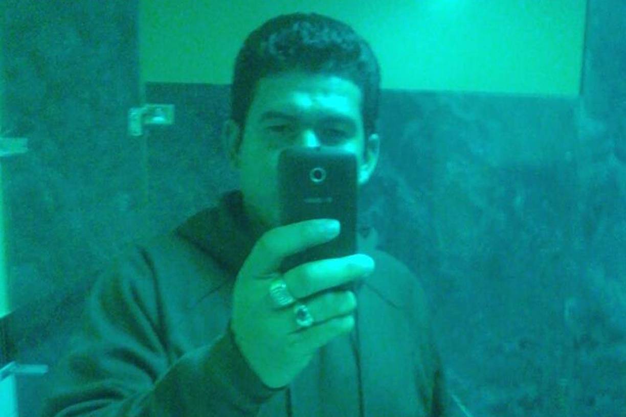 En la discusión, ella tomó una botella de alcohol y la estrelló contra la cabeza de su esposo.