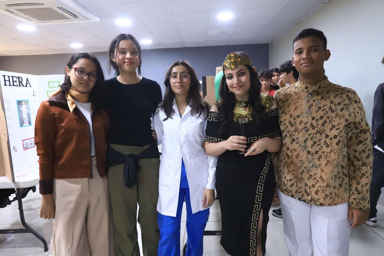 Daniela Cruz, Carmen Mejía, Camila Mayorga, Marcela Muñoz y Axer Williams 