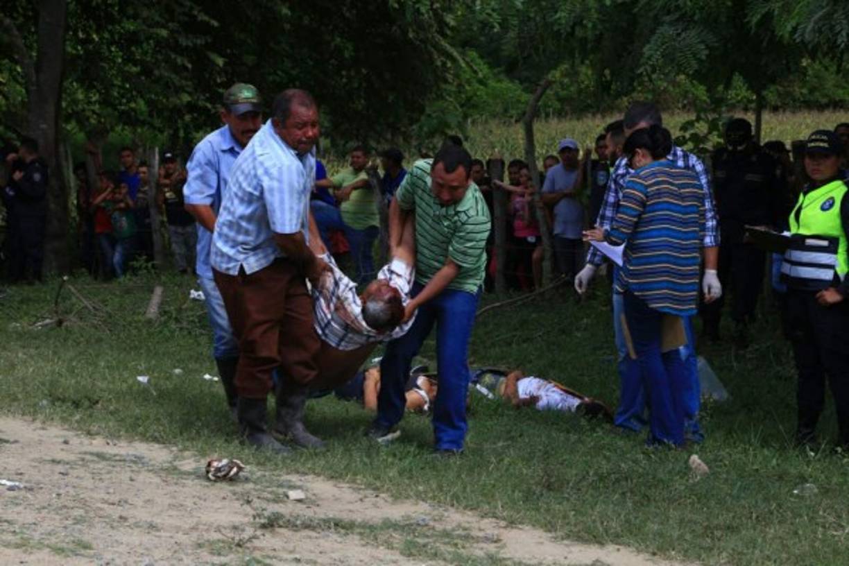 Uno de los pasajeros heridos fue auxiliado por vecinos del lugar y trasladado a los hospitales.